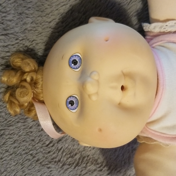 #10 - 90's Xavier Robert's signed Cabbage Patch Kid Doll.  Clothes are not orig. - Picture 2 of 6